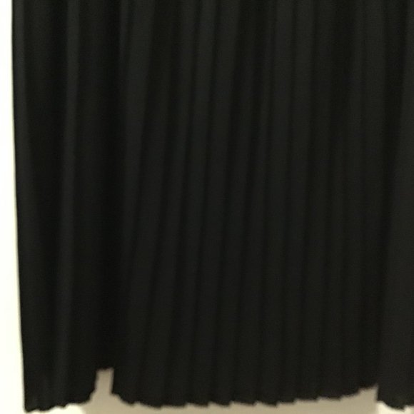 EXCLUSIVELY MISOOK BLACK PLEATED A-LINE SKIRT. M - Picture 2 of 3